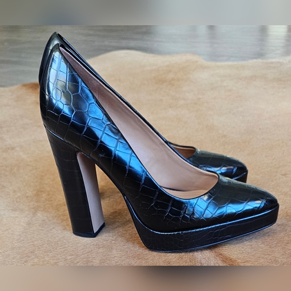 Jessica Simpson Faux Crocodile Black Pumps, 5" heel (1"platform), Black, Size: 8 - Picture 3 of 6